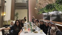 Ia dan rekan-rekan kerjanya di Golkar juga sempat makan-makan di sebuah restoran. Meja makan mereka pun sudah dipenuhi makanan enak. Foto: Instagram @airinrachmidiany