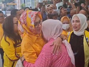 Airin Pakai Baju Kuning Tiba di DPP Golkar, Disambut Pelukan Pendukung