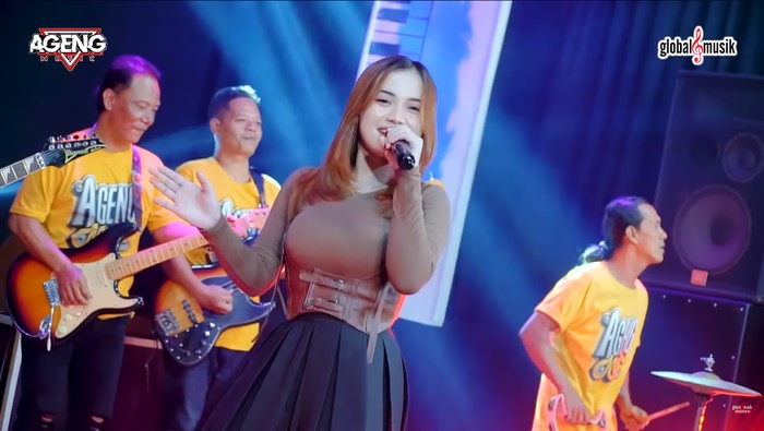 Tangkapan layar Ajeng Febria ft. Ageng Music menyanyikan lagu Gara Gara Sebotol Minuman