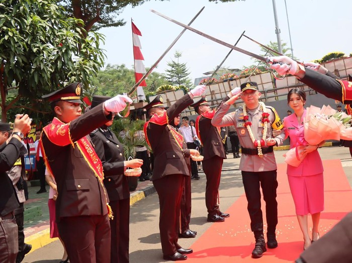 Tongkat Komando Polres Tangsel Diserahterimakan, AKBP Victor Inkiriwang Gantikan Kombes Ibnu