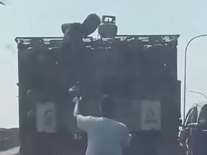 Viral Aksi Bajing Loncat di Palembang Gasak Tabung Gas dari Truk