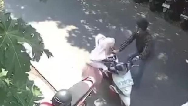 Aksi curanmor digagalkan warga di Penjaringan, Jakut. Setelah aksi pencurian dipergoki, salah satu pelaku merebut motor ibu-ibu untuk kabur. (Screenshot video viral)