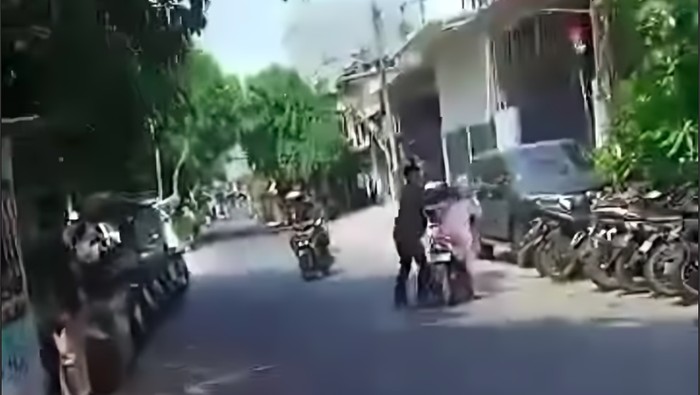 Aksi curanmor digagalkan warga di Penjaringan, Jakut. Setelah aksi pencurian dipergoki, salah satu pelaku merebut motor ibu-ibu untuk kabur. (Screenshot video viral)