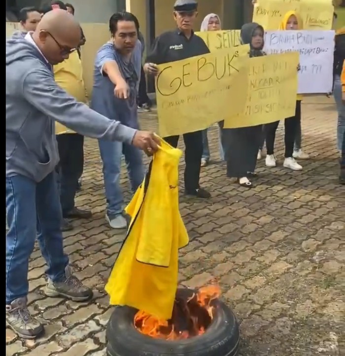 Aksi kader-simpatisan Golkar bakar atribut karena kecewa keputusan DPP terkait Pilwako Jambi
