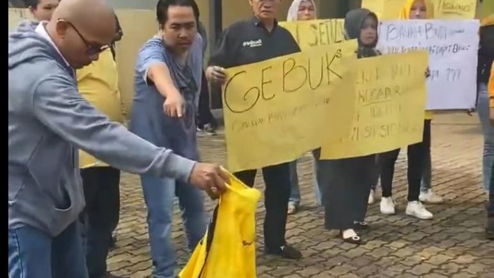 Aksi kader-simpatisan Golkar bakar atribut karena kecewa keputusan DPP terkait Pilwako Jambi