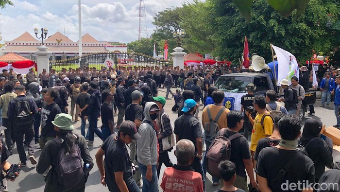 Aksi massa Jogja Memanggil di depan Gedung Agung, Kota Jogja, Selasa (27/8/2024).