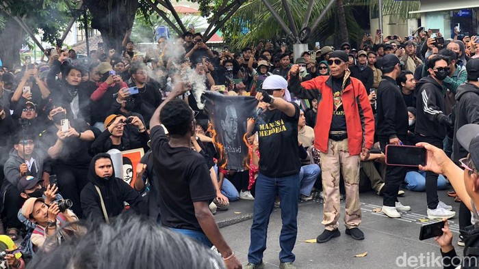 Aksi teatrikal massa Jogja Memanggil di depan gedung DPRD DIY, Selasa (27/8/2824).
