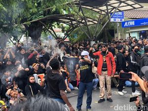 Aksi Jogja Memanggil, Massa Bakar-Injak Kaus Gambar Jokowi
