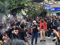 Aksi Jogja Memanggil, Massa Bakar-Injak Kaus Gambar Jokowi