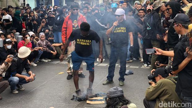 Aksi teatrikal massa Jogja Memanggil di depan gedung DPRD DIY, Selasa (27/8/2824).
