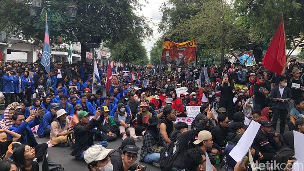 Aksi teatrikal massa Jogja Memanggil di depan gedung DPRD DIY, Selasa (27/8/2824).