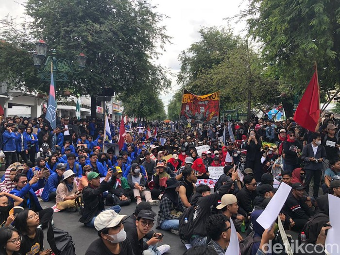Aksi teatrikal massa Jogja Memanggil di depan gedung DPRD DIY, Selasa (27/8/2824).