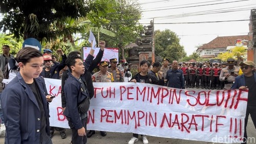 Aliansi Bali Menggugat saat menggelar aksi di Kantor KPU Bali, Selasa (27/8/2024). (Foto: IB Mahendra/detikBali)