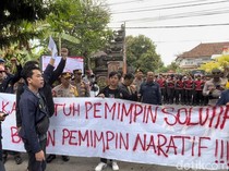 Kawal Pilkada Serentak, Aliansi Bali Menggugat Gelar Aksi di Kantor KPU Bali