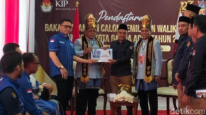 Aminullah Usman-Isnaini Husda mendaftar ke KIP) Kota Banda Aceh. (Foto: Agus Setyadi/detikSumut).