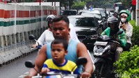 Galian tersebut membuat badan jalan menjadi sempit. Tukang ojek di lokasi, Endang, mengeluhkan kemacetan tersebut. Dia mengaku macet terkadang terjadi pada pagi hingga malam hari.  
