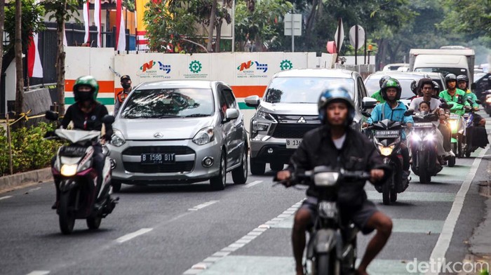 Ampun! Berbulan-bulan Galian di Cikini Belum Rampung Pengendara melintas dekat galian proyek di Jalan Cikini Raya, Jakarta Pusat, Selasa (27/8/2024). Galian proyek di Jalan Cikini Raya, Jakarta Pusat, tidak kunjung rampung berbulan-bulan. Proyek ini membuat lalu-lintas tersendat.