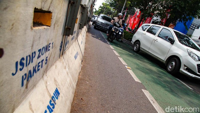 Pengendara melintas dekat galian proyek di Jalan Cikini Raya, Jakarta Pusat, Selasa (27/8/2024). Galian proyek di Jalan Cikini Raya, Jakarta Pusat, tidak kunjung rampung berbulan-bulan. Proyek ini membuat lalu-lintas tersendat.