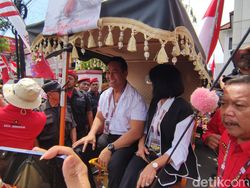 Andika Perkasa-Hendrar Prihadi Daftar Pilgub Jateng ke KPU Naik Delman