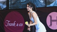 Angie Marcheria tertawa lepas saat hendak memukul bola tenis. (Foto: dok Instagram)