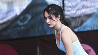 Angie Marcheria fokus ke bola tenis sebelum memberikan ke lawan. (Foto: dok Instagram)
