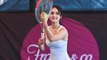 Senyum Merekah Angie Marcheria Saat Main Tenis