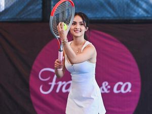 Senyum Merekah Angie Marcheria Saat Main Tenis