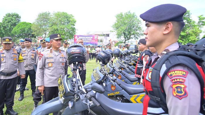 Personel saat mengikuti apel Operasi Mantap Praja yang dipimpin Kapolda Jambi