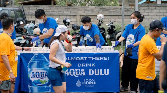 AQUA Dukung Gaya Hidup Sehat & Lestarikan Alam di Maybank Marathon 2024