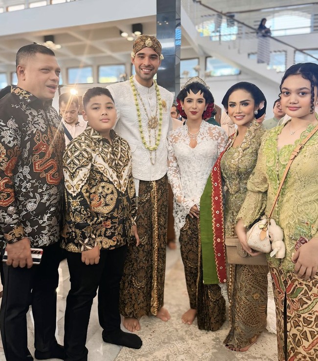 Tidak hanya berdua saja, KD juga mengajak putra-putrinya dari Raul Lemos untuk menghadiri acara pernikahan Nadine dan Geoffrey yang digelar di Pangandaran. Foto: Instagram @krisdayantilemos