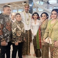 Tidak hanya berdua saja, KD juga mengajak putra-putrinya dari Raul Lemos untuk menghadiri acara pernikahan Nadine dan Geoffrey yang digelar di Pangandaran. Foto: Instagram @krisdayantilemos