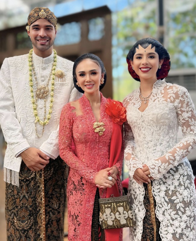 Selain KD, Yuni Shara juga datang memeriahkan acara. Congratulations @nadiepascale & Geoffrey. Selamat mantu ibu @susipudjiastuti115, tulis Yuni Shara di Instagram. Foto: Instagram @yunishara36