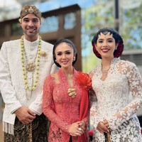 Selain KD, Yuni Shara juga datang memeriahkan acara. Congratulations @nadiepascale & Geoffrey. Selamat mantu ibu @susipudjiastuti115, tulis Yuni Shara di Instagram. Foto: Instagram @yunishara36