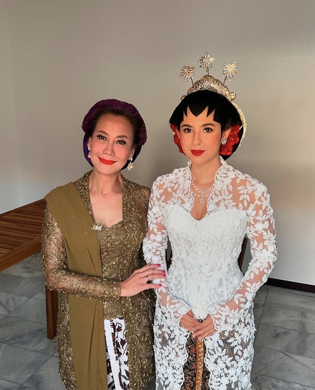 Selain artis, ada juga figur publik yang menghadiri pernikahan Nadine dan Geoffrey. Salah satunya adalah Rosiana Silalahi. Ia tampil dalam balutan kebaya Jawa yang anggun. Foto: Instagram @silalahirosi