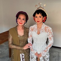 Selain artis, ada juga figur publik yang menghadiri pernikahan Nadine dan Geoffrey. Salah satunya adalah Rosiana Silalahi. Ia tampil dalam balutan kebaya Jawa yang anggun. Foto: Instagram @silalahirosi