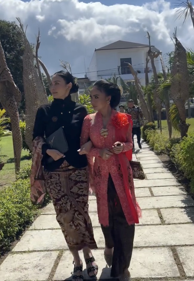 Ony Seroja juga menghadiri acara pernikahan anak kedua Susi Pudjiastuti. Ia datang bersama Yuni Shara yang mengenakan kebaya modern bernuansa hitam. Foto: Instagram @yunishara36