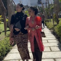 Ony Seroja juga menghadiri acara pernikahan anak kedua Susi Pudjiastuti. Ia datang bersama Yuni Shara yang mengenakan kebaya modern bernuansa hitam. Foto: Instagram @yunishara36