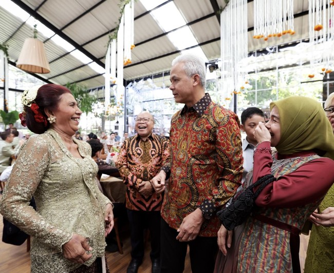 Tidak hanya selebriti, Ganjar Pranowo dan istri juga turut menghadiri pernikahan anak Susi Pudjiastuti. Buat Nadine Kaiser @nadiepascale dan ananda Geoffrey @geomeysso, jangan lupa segera beri nenek @susipudjiastuti115 cucu baru ya. Kami doakan semoga menjadi keluarga bahagia. Keluarga yang selalu dinaungi kasih dan cinta, tulis Ganjar di Instagram. Foto: Instagram @ganjar_pranowo
