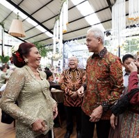 Tidak hanya selebriti, Ganjar Pranowo dan istri juga turut menghadiri pernikahan anak Susi Pudjiastuti. Buat Nadine Kaiser @nadiepascale dan ananda Geoffrey @geomeysso, jangan lupa segera beri nenek @susipudjiastuti115 cucu baru ya. Kami doakan semoga menjadi keluarga bahagia. Keluarga yang selalu dinaungi kasih dan cinta, tulis Ganjar di Instagram. Foto: Instagram @ganjar_pranowo