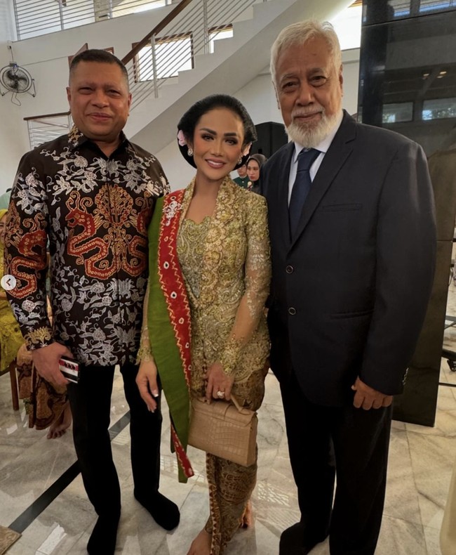 Selain selebriti, hadir pula para pesohor dipernikahan anak Susi Pudjiastuti. Salah satunya Perdana Menteri Timor Leste, Xanana Gusmao. Foto: Instagram @krisdayantilemos