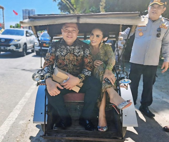 Kris Dayanti merupakan salah satu selebriti yang menghadiri pernikahan anak Susi Pudjiastuti. Uniknya, KD dan Raul Lemos datang menggunakan becak motor (bentor) ke lokasi acara. Foto: Instagram @krisdayantilemos