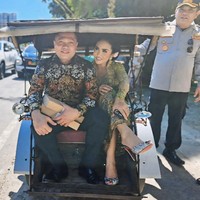 Kris Dayanti merupakan salah satu selebriti yang menghadiri pernikahan anak Susi Pudjiastuti. Uniknya, KD dan Raul Lemos datang menggunakan becak motor (bentor) ke lokasi acara. Foto: Instagram @krisdayantilemos