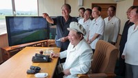 Pemimpin Korea Utara itu tampak gembira melihat kinerja drone buatan negaranya.