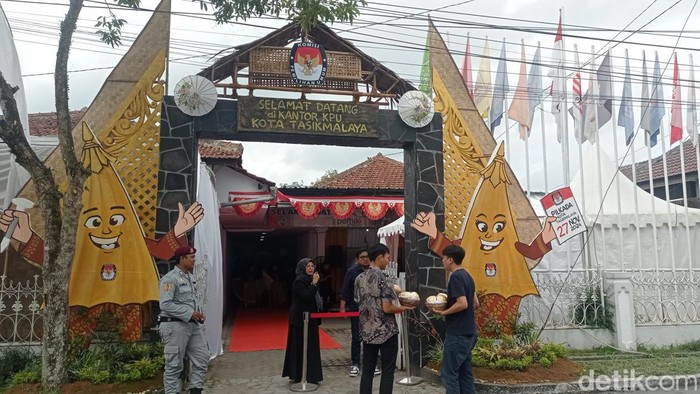 Balandongan di Kantor KPU Kota Tasikmalaya