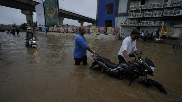 Banjir Merendam India Pascahujan Deras
