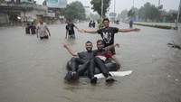 Akibat banjir, lalu lintas terhenti.  