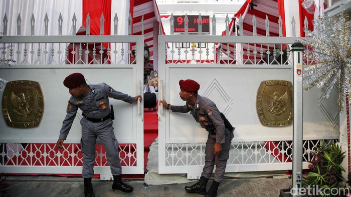 Begini Suasana Hari Pertama Perdaftaran Cagub di KPUD Jakarta KPUD Jakarta membuka pendaftaran pasangan cagub dan wagub mulai 27-29 Agustus 2024. Begini suasana hari pertama pendaftaran di KPUD Jakarta.
