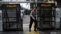 Polisi juga sudah disiagakan di KPUD Jakarta.