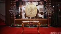Meja yang menjadi tempat pasangan calon gubernur dan wakil gubernur mendaftar sudah disiapkan.