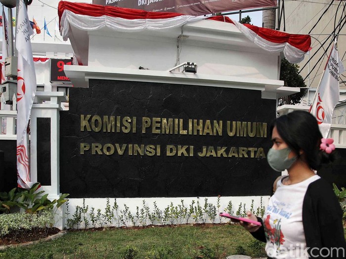 KPUD Jakarta membuka pendaftaran pasangan cagub dan wagub mulai 27-29 Agustus 2024. Begini suasana hari pertama pendaftaran di KPUD Jakarta.